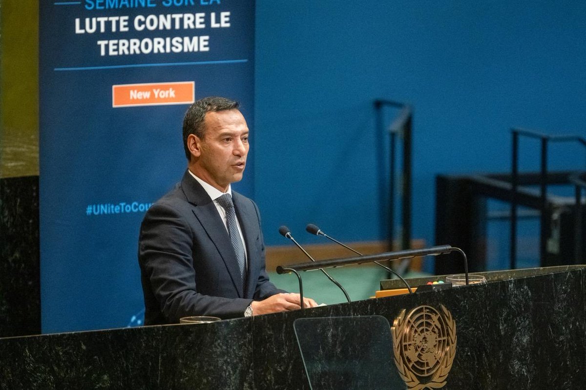 mindefensa's tweet photo. La voz de Colombia se escuchó en la sede de la @ONU_es en Nueva York. El ministro de Defensa, @PedroSanchezCol, participó como invitado especial en la Cuarta Conferencia de Alto Nivel para Jefes de Organismos Antiterroristas, un escenario que reunió a representantes de más de 190 países para analizar los principales desafíos en materia de seguridad global.

Durante su intervención, el ministro advirtió que los grupos criminales en Colombia ya no responden a intereses políticos o ideológicos, sino a economías ilícitas como el narcotráfico y la minería ilegal. Además, alertó sobre el uso de drones, redes sociales y nuevas tecnologías como herramientas para ejecutar ataques y amplificar el impacto de las acciones terroristas.

Hizo un llamado a reforzar el intercambio de inteligencia, avanzar en marcos regulatorios frente al uso criminal de nuevas tecnologías y consolidar alianzas entre Estados, sector privado, academia y sociedad civil.