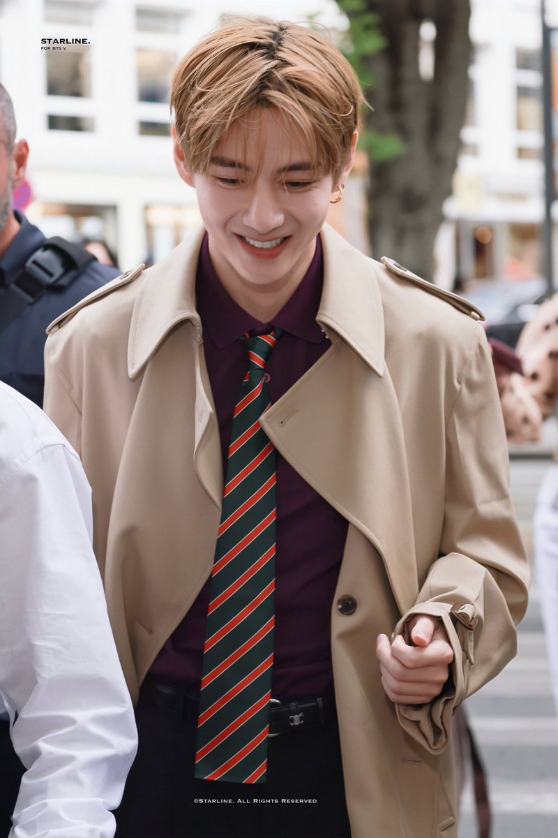 starlinethv's tweet photo. 260629 CELINE✨🤴🏻

#뷔 #태형 #TAEHYUNG 
#TaehyungxCeline
#방탄소년단 #BTS @BTS_twt https://t.co/SmCHqhOX2U