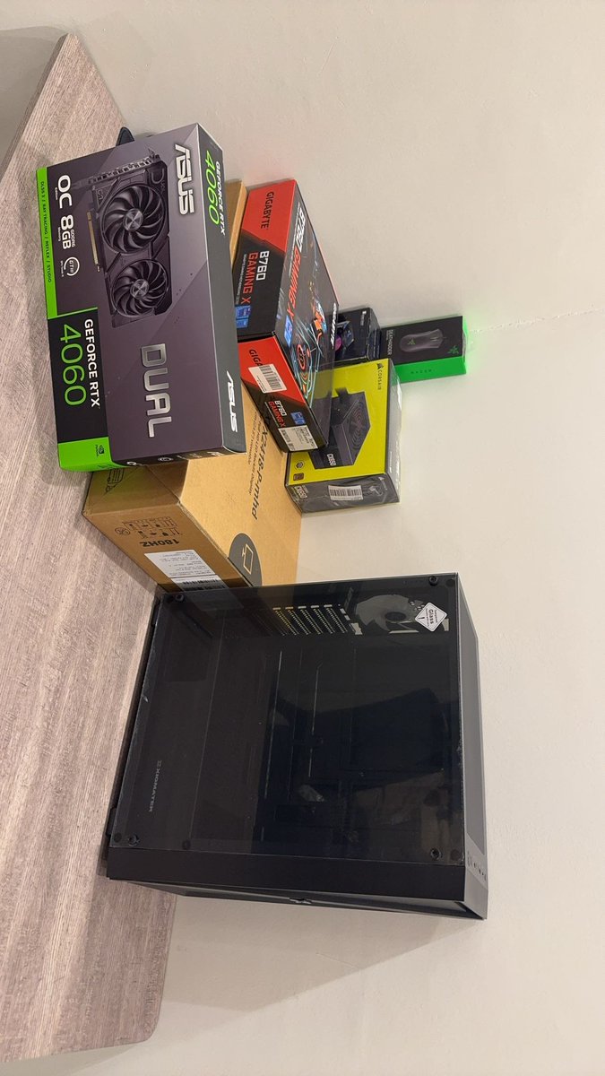 al0t's tweet photo. اول زبون (اخوي الصغير)
تركيب تجميعه متوسط للعب على 1080p ركبت له 16 رام لان اسعار الرامات الحين استهبال 

اغلب القطع كانت عندي من تجميعتي القديمه https://t.co/bIKRV9GptG