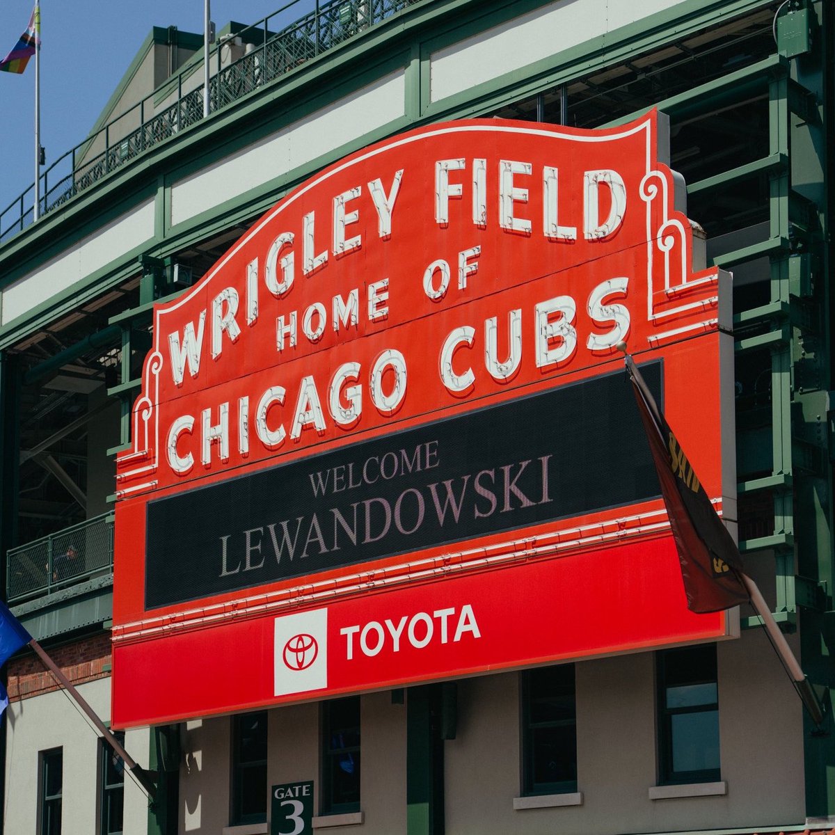 Pxxdwskiii's tweet photo. I’m loving the fact that they’re doing EVERYTHING to make people know that Lewandowski is a new Chicago Fire player https://t.co/YFxtpmhyJJ