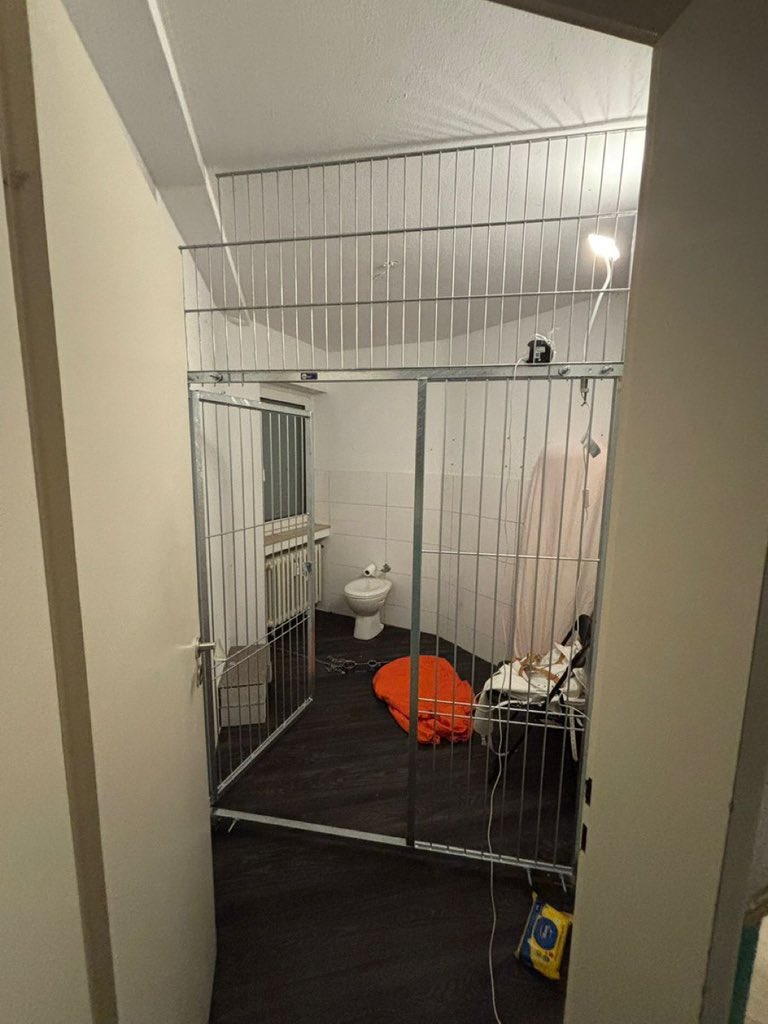 MistressLexi_04's tweet photo. You stay in the cage until I decide that a pathetic slave like you is allowed out https://t.co/FFH7CzsNKx