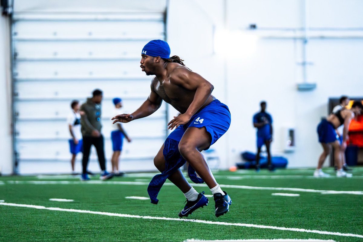 Coach_SD's tweet photo. Gratitude 🙏

Today I want to show my appreciation for Syncere Brackett-Lambey. He is continuing to grow everyday and plays football with an edge!🔥👊 Fired up for him this season!🤝 He is all about the Team.🔵

#BuiltDifferent #Gratitude https://t.co/0OFPtoBwsY