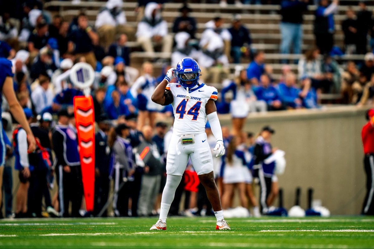 Coach_SD's tweet photo. Gratitude 🙏

Today I want to show my appreciation for Syncere Brackett-Lambey. He is continuing to grow everyday and plays football with an edge!🔥👊 Fired up for him this season!🤝 He is all about the Team.🔵

#BuiltDifferent #Gratitude https://t.co/0OFPtoBwsY