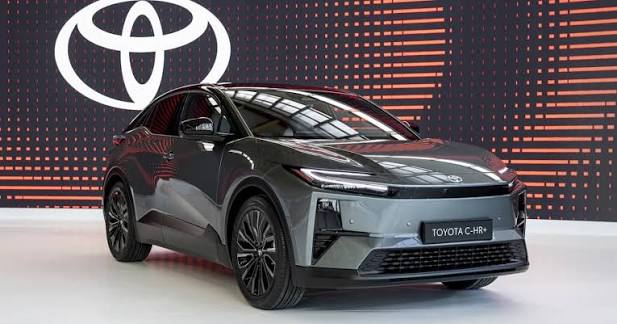 gazetory's tweet photo. Elektrikli araç piyasasını yerinden sarsacak Toyota'nın yeni batarya hamlesi:

🔶 Toyota'nın geliştirdiği yeni batarya teknolojisinin, elektrikli otomobil pazarında dengeleri değiştirebileceği konuşuluyor.

🔶 İddialara göre yeni alüminyum iyon batarya teknolojisi, tek şarjla 1.600 kilometreye kadar menzil sunabiliyor.

🔶 Günümüzde Tesla, BYD ve diğer birçok elektrikli otomobil üreticisinin sunduğu menzil değerleri bunun oldukça altında kalırken, gerçek kullanım koşullarında bu rakamlar daha da düşebiliyor.

🔶 Ayrıca yeni bataryanın klima ve benzeri enerji tüketen sistemlerden minimum düzeyde etkilendiği öne sürülüyor.

🔶 Güvenlik tarafında ise bataryanın yanma ve patlama riskini büyük ölçüde ortadan kaldıracak bir yapıya sahip olduğu belirtiliyor.

🔶 En dikkat çeken iddialardan biri ise şarj süresi. Buna göre batarya yalnızca 5 dakikada tamamen şarj olabiliyor.

🔶 Bu teknolojinin seri üretime başarıyla aktarılması hâlinde Toyota'nın, Tesla ve BYD başta olmak üzere elektrikli araç pazarındaki rekabeti önemli ölçüde değiştirebileceği değerlendiriliyor.
