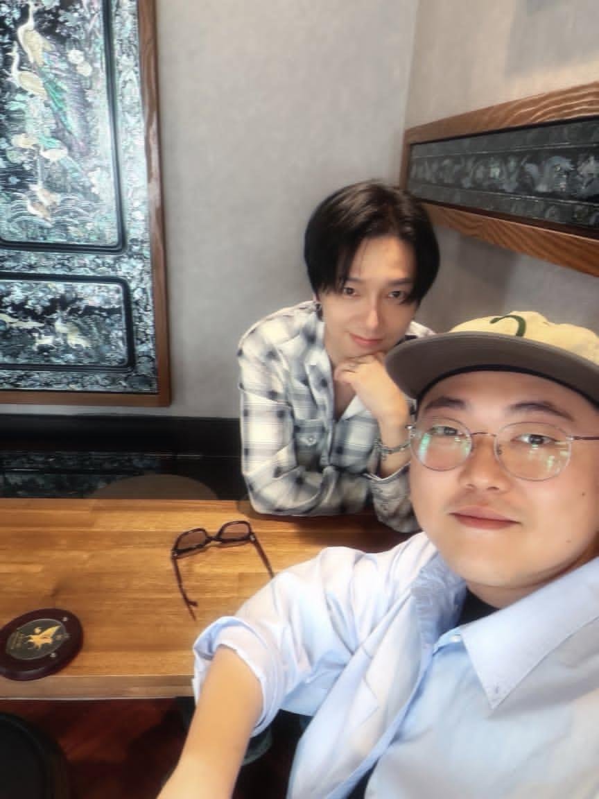 maeechizen_ys24's tweet photo. Perks of being Yesung's Manager:

✅ Walkies with Kkoming
✅ Cafe hoping
✅ Exhibit buddy
✅ Part of Cafe promotion vid

This KyuSung is 🔛🔝 😌 https://t.co/E3SlALO0f0