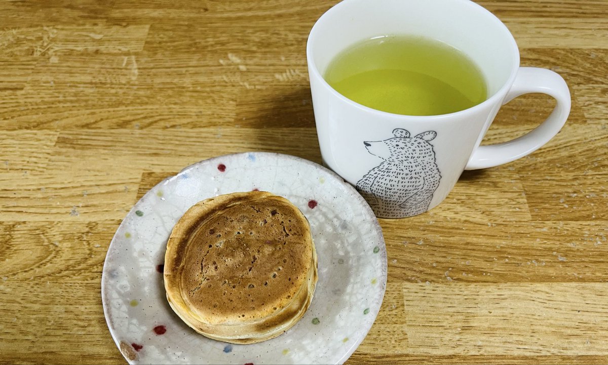 310yu_u's tweet photo. 二重焼き🍵緑茶と合います💚

今週も天気が悪くて…梅雨☔️を実感
雨ばかり降るのも困るけど、梅雨明けすると一気に夏が来るから…それも困ります🫠
📗FP
#かぎ針　#勉強　#手帳デコ
#編み物好きさんと繋がりたい https://t.co/S2qPdsf8is