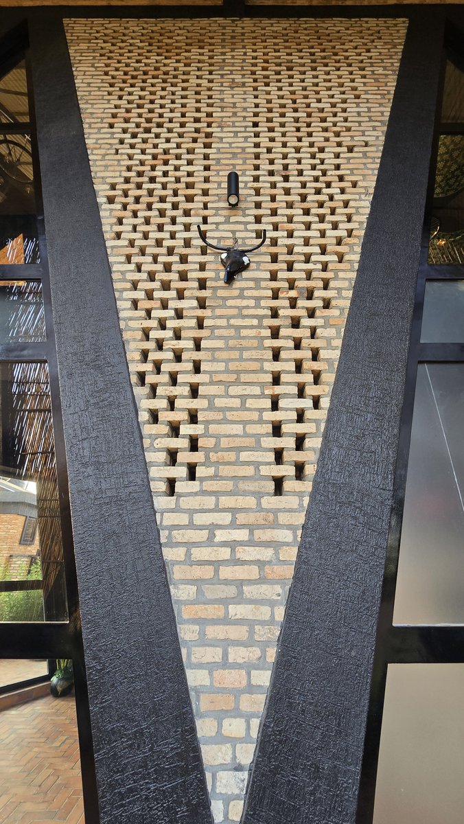 ArchitectMwangi's tweet photo. Rwanda is bold!
This is just a coffee shop but looks like a whole public pavivlion!🥰 https://t.co/7Lw3QiYaKe