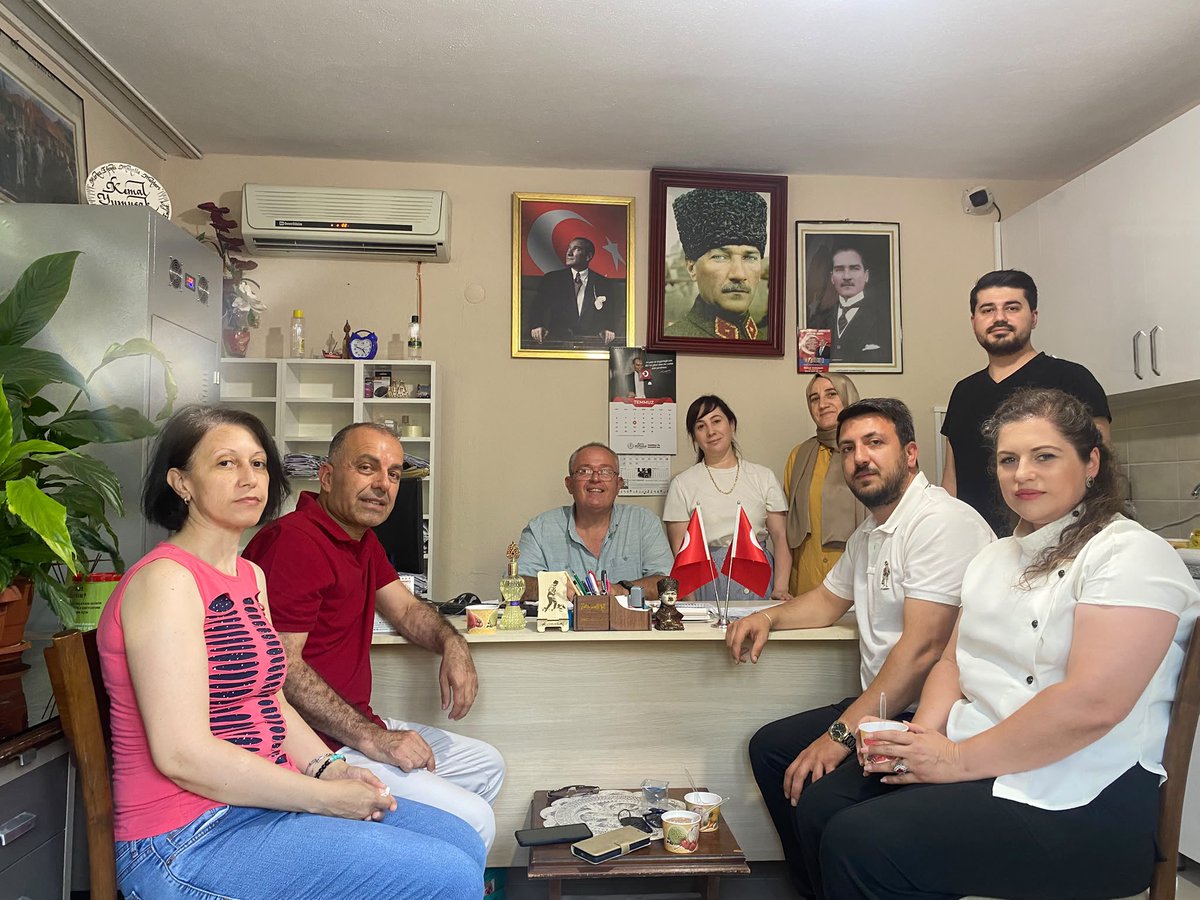 Apartiyunusemre's tweet photo. İlçe Başkanımız Sn.Erkan Karabulut,İl Kadın Kolları Başkanımız Sn.Zehra Kezgin Aksu ve İl ilçe yöneticilerimiz ile beraber Merkez Efendi Mahallesi Muhtarımızın düzenlediği aşure hayrına katılarak kıymetli hemşehrilerimizle bir araya geldik. https://t.co/iXIcRYmPKy