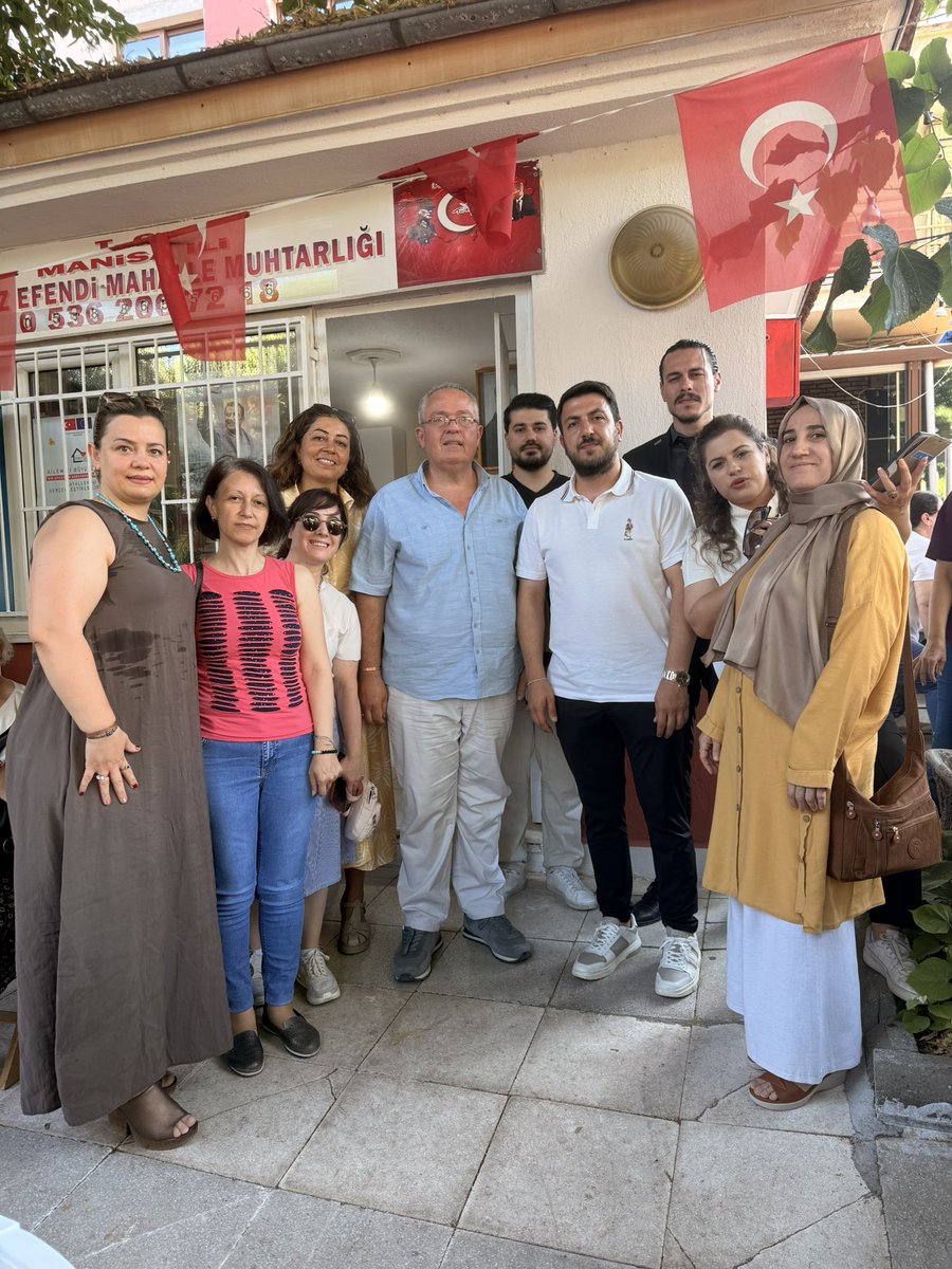 Apartiyunusemre's tweet photo. İlçe Başkanımız Sn.Erkan Karabulut,İl Kadın Kolları Başkanımız Sn.Zehra Kezgin Aksu ve İl ilçe yöneticilerimiz ile beraber Merkez Efendi Mahallesi Muhtarımızın düzenlediği aşure hayrına katılarak kıymetli hemşehrilerimizle bir araya geldik. https://t.co/iXIcRYmPKy
