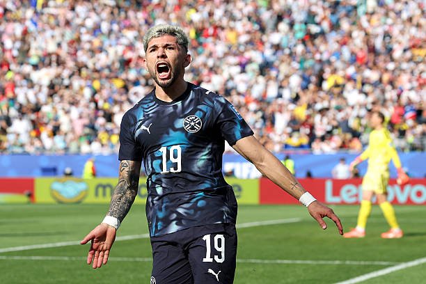 LibeNoticias's tweet photo. ▶️¡GOOOOLAZO DE LA ALBIRROJA! | 🇵🇾⚽

🔥 ¡Julio Enciso apareció a los 42 minutos del primer tiempo para romper el cero ante Alemania!

💥 La joya paraguaya conectó un tremendo cabezazo y desató la locura albirroja en Boston.

📈 Alemania 0-1 Paraguay.

❤️🤍💙 ¡Vamos, Paraguay! https://t.co/HW1LhRzur3
