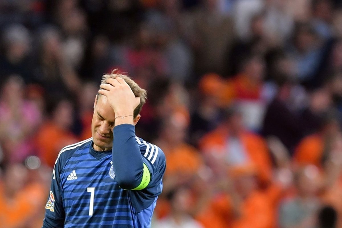 2010MisterChip's tweet photo. ‼️ RÉCORD HISTÓRICO ‼️

MANUEL NEUER 🇩🇪 iguala el récord ABSOLUTO de partidos consecutivos recibiendo gol en TODA la historia de la Copa del Mundo:

10 - MANUEL NEUER 🇩🇪 (2018-2026)
10 - Antonio Carbajal 🇲🇽 (1950-1962)
9 - Thomas Ravelli 🇸🇪 (1990-1994)
8 - Jean-Marie Pfaff 🇧🇪 (1982-1986)
8 - Jorge Campos 🇲🇽 (1994-1998)
8 - Gyula Grosics 🇭🇺 (1954-1958)

Absolutamente surrealista ver a Neuer encabezando esta lista.