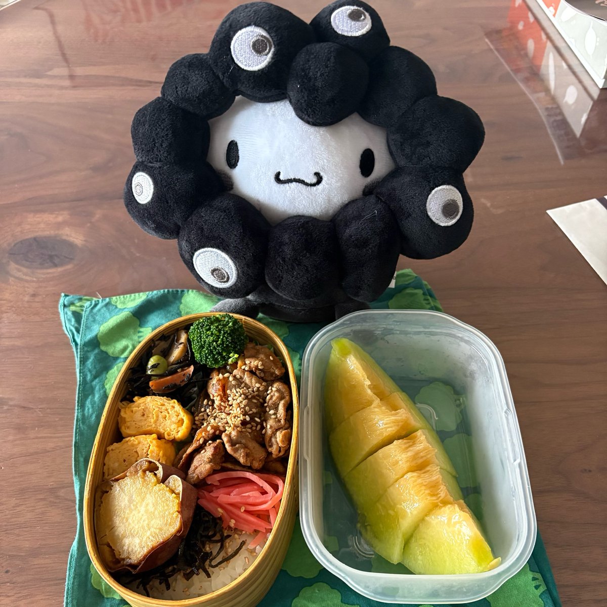 win_raiko's tweet photo. 日本代表🇯🇵ブラジル🇧🇷に惜敗😭
後半のブラジルの本気はすごかった！
オランダやブラジルとも対等に試合をしていた選手！日本のレベルが毎回上がっていて観ていて楽しかった！ありがとうございます😊
こんな日のハンカチは、くもの上はいつも晴れ☀️
#近沢レース
#お弁当 https://t.co/U0iogdsUEq