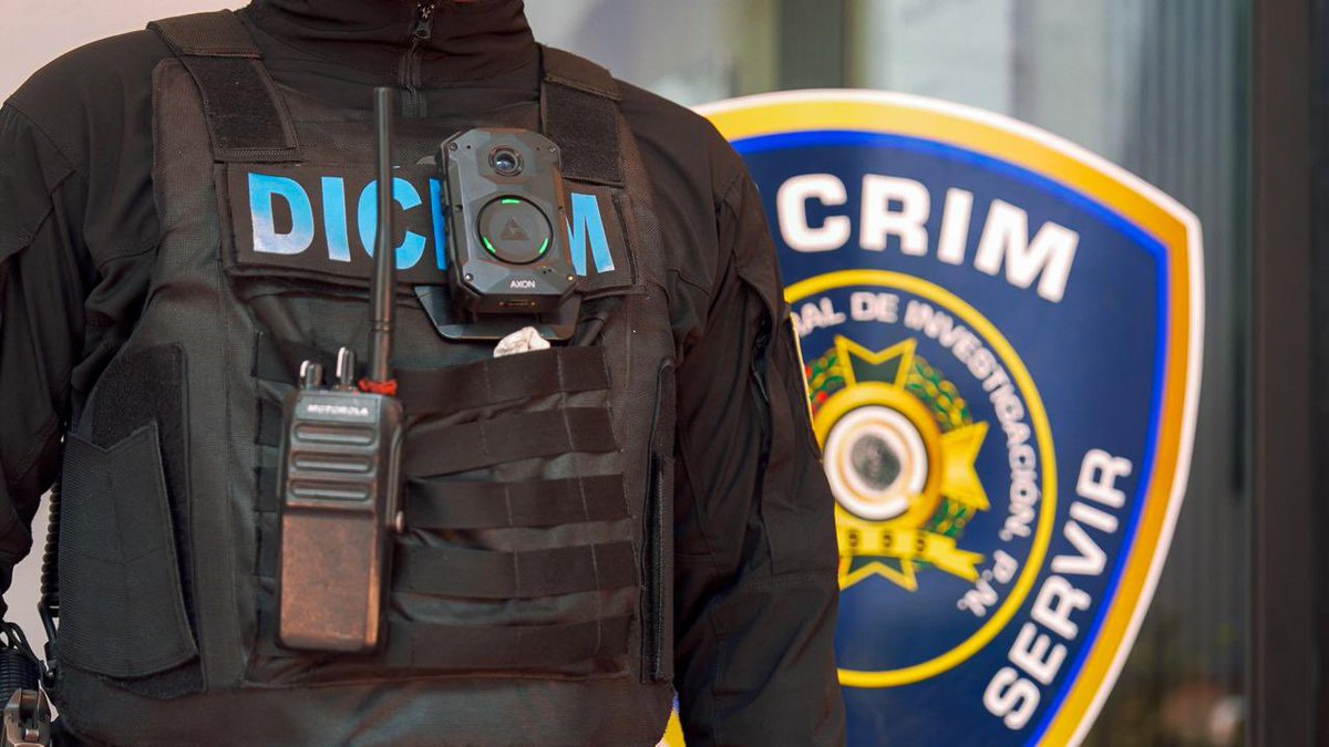 PoliciaRD's tweet photo. Policía Nacional apresa a 187 personas durante operativos desplegados en las últimas 24 horas a nivel nacional.

Acciones incluyeron capturas por homicidio, robos, microtráfico y otros delitos, además de ocupaciones de drogas, armas blancas y bienes sustraídos.

La Policía Nacional informó que durante las últimas 24 horas fueron apresadas 187 personas en operativos preventivos e investigativos realizados en distintas provincias del país, como parte de las acciones permanentes para combatir la delincuencia, perseguir a personas requeridas por la justicia y fortalecer la seguridad ciudadana.

Entre las intervenciones más relevantes figura la captura, en Haití y con apoyo de la Interpol, de Noelfy Vélez (a) “Pollito”, de 23 años, quien era activamente buscado mediante orden de arresto por su presunta participación en un homicidio ocurrido el pasado 14 de junio en Santiago. Tras su detención fue trasladado al país para ser puesto a disposición de la justicia.

En Barahona fue arrestado mediante orden judicial Arismendi Ramírez Báez (a) “Chico”, de 28 años, acusado de robo agravado, amenazas y porte de armas blancas por un hecho registrado en marzo de 2025.

Como parte de los operativos contra el microtráfico, en Pedernales fue detenido en flagrante delito José Antonio Feliz Díaz, de 25 años, a quien se le ocuparon porciones de un polvo presumiblemente cocaína y de un vegetal presumiblemente marihuana. El detenido fue remitido al Ministerio Público.

En Azua, agentes policiales apresaron en flagrante delito a Fernando Novas Matos, de 43 años, señalado por la presunta sustracción de alambres y paneles solares, luego de haber sido retenido por comunitarios y entregado a las autoridades.

Mientras que en Higüey fue arrestado Makensy Lois, mayor de edad, acusado de sustraer un celular. En Verón-Punta Cana también fue capturado Moisés Luis (a) “Tibule”, haitiano de 18 años, señalado como presunto responsable de un robo en un taller de electromecánica, ocupándosele el teléfono reportado como sustraído.

En Moca, la Policía ejecutó una orden de arresto contra Jerson Joel Díaz López (a) “Yeison”, de 29 años, imputado por el robo de una pasola y otros objetos, hecho captado por cámaras de vigilancia.

De igual forma, en Puerto Plata fue apresado mediante orden judicial Luis Guillermo Howard Hernández (a) “Willy”, de 25 años, por su presunta vinculación con un homicidio.

En Vicente Noble fue detenido en flagrante delito Wilian Yan (a) “Wilson”, de 39 años, acusado de ocasionar daños a una vivienda y proferir amenazas.

Asimismo, durante la segunda fase del operativo preventivo conjunto “Centinela”, desarrollado en La Romana, las autoridades ocuparon 45 porciones de un polvo presumiblemente cocaína, incautaron siete armas blancas, retuvieron cuatro motocicletas por falta de documentos y condujeron a 12 personas para fines de investigación.

📰 Amplíe: https://t.co/BqG3rFG748