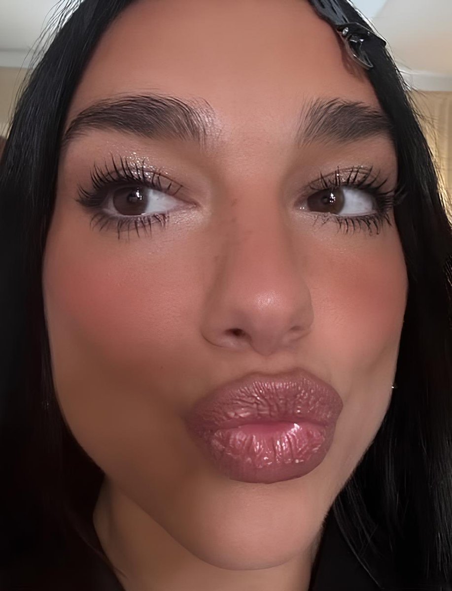 Brattyb_itch123's tweet photo. Monday mwah mwahs 💋 https://t.co/9u9bTxLJvN