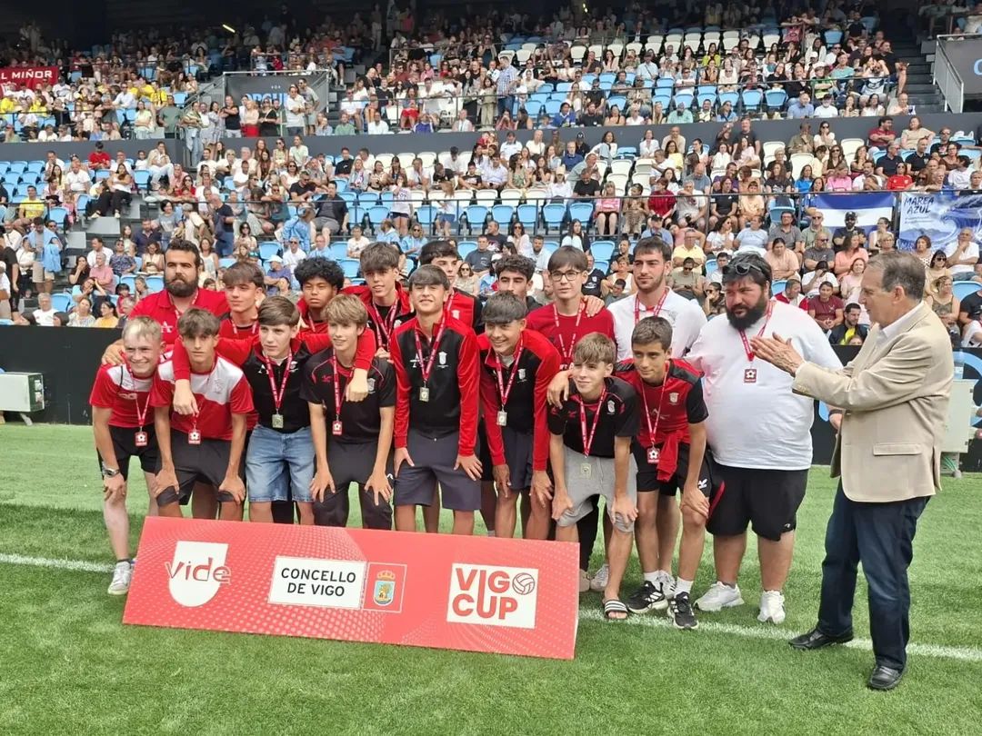 CastrelosDe's tweet photo. FAMILIA ❤️🤍

No hay mejor forma de despedir una temporada que en el césped del Estadio Abanca Balaidos.

Ahora toca recargar las pilas para afrontar una temporada 2026/2027 que es muy ilusionante.

#ClubRacingCastrelos ❤️🤍 https://t.co/V3G6q4xQST