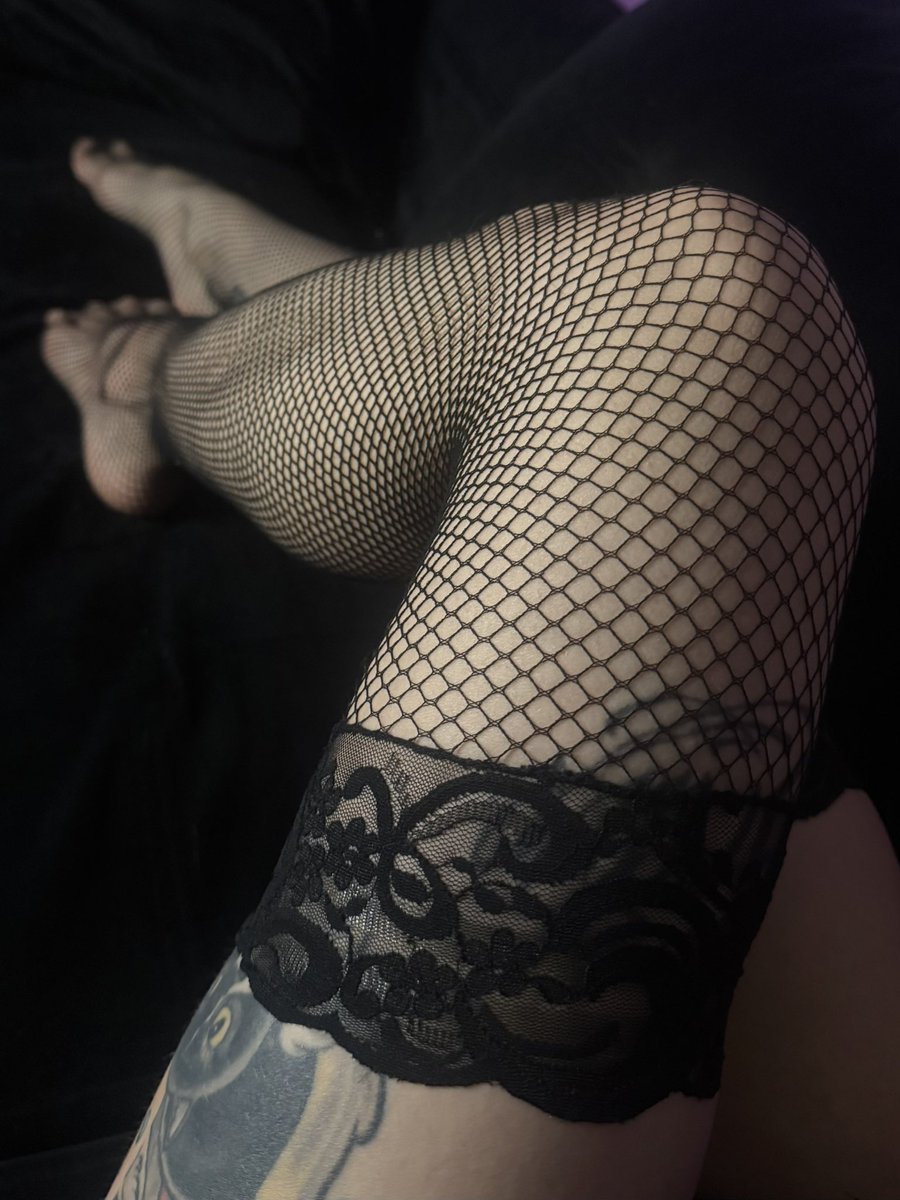 Madixownsyou's tweet photo. I have a thing for fishnets … what can I say 🤷🏻‍♀️ https://t.co/2YJtOk99rv