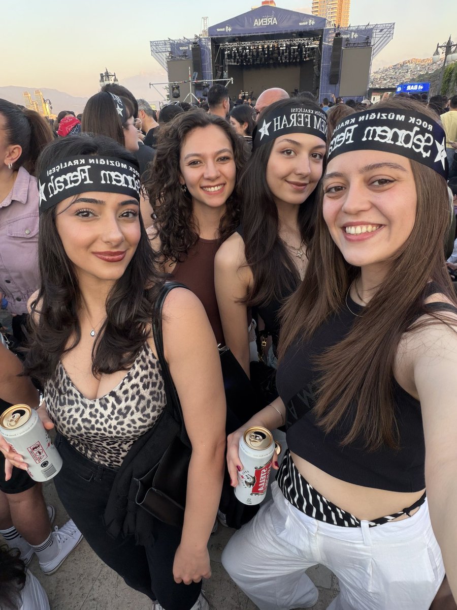 ilaydasevli's tweet photo. kızlar ben ve şebo🖤🖤🖤 https://t.co/pD4P4uyEsP