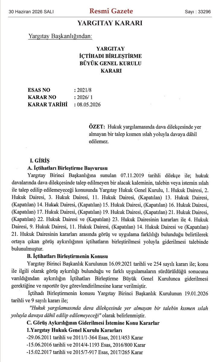 AvukatHG's tweet photo. 🟥YARGITAY İÇTİHADI BİRLEŞTİRME BÜYÜK GENEL KURULU KARARI

🔴"Hukuk yargılamasında dava dilekçesinde yer almayan bir talep kısmen ıslah yoluyla davaya dâhil edilemez."

YİBBGK, hukuk davalarında dava dilekçesinde talep edilmeyen bir alacak kaleminin, talebin veya istemin ıslah ile talep edilip edilemeyeceği konusunda YGK ve hukuk dairelerinin kararları arasındaki görüş ve uygulama farklılığı bulunduğu belirtilerek ortaya çkan görüş aykırılığının içtihatların birleștirilmesi yoluyla giderilmesi talebini,
"HMK yargılamanın belirli bir düzen içinde yürütülmesini sağlamak amacıyla dilekçeler, ön inceleme, tahkikat, sözlü yargılama ve hüküm aşamalarını, aşamalarda yapılabilecek ve yapılamayacak işlemleri ayrıntılı düzenlemiștir. (...)
Bu sistem içerisinde dava dilekçesiyle çizilen sınırlar, ön inceleme tutanağıyla sabitlenen uyuşmazlık ve bu çerçevede tamamlanan tahkikat sınırlarının kısmen ıslah yoluyla davaya yeni bir talebin eklenmesiyle aşılması, HMK'nin davacının ve davalının yargılama sırasındaki haklarını en iyi sekilde ve eșit koșullarda teminat altına almaya çalışan dengeleyici sistemine aykırı olacaktır.
Kanunun varlığı kadar uygulanmasının da hukuki belirlilik taşıması gerekmektedir." gerekçesiyle,
Hukuk yargılamasında dava dilekçesinde yer almayan bir talebin kısmen ıslah yoluyla davaya dâhil edilemeyeceği şeklinde karara bağladı.

🖱https://t.co/dQ4icYYox2