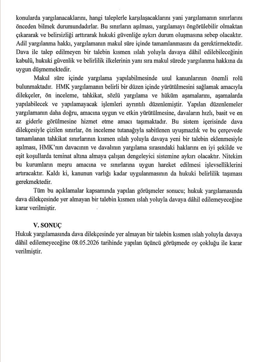 AvukatHG's tweet photo. 🟥YARGITAY İÇTİHADI BİRLEŞTİRME BÜYÜK GENEL KURULU KARARI

🔴"Hukuk yargılamasında dava dilekçesinde yer almayan bir talep kısmen ıslah yoluyla davaya dâhil edilemez."

YİBBGK, hukuk davalarında dava dilekçesinde talep edilmeyen bir alacak kaleminin, talebin veya istemin ıslah ile talep edilip edilemeyeceği konusunda YGK ve hukuk dairelerinin kararları arasındaki görüş ve uygulama farklılığı bulunduğu belirtilerek ortaya çkan görüş aykırılığının içtihatların birleștirilmesi yoluyla giderilmesi talebini,
"HMK yargılamanın belirli bir düzen içinde yürütülmesini sağlamak amacıyla dilekçeler, ön inceleme, tahkikat, sözlü yargılama ve hüküm aşamalarını, aşamalarda yapılabilecek ve yapılamayacak işlemleri ayrıntılı düzenlemiștir. (...)
Bu sistem içerisinde dava dilekçesiyle çizilen sınırlar, ön inceleme tutanağıyla sabitlenen uyuşmazlık ve bu çerçevede tamamlanan tahkikat sınırlarının kısmen ıslah yoluyla davaya yeni bir talebin eklenmesiyle aşılması, HMK'nin davacının ve davalının yargılama sırasındaki haklarını en iyi sekilde ve eșit koșullarda teminat altına almaya çalışan dengeleyici sistemine aykırı olacaktır.
Kanunun varlığı kadar uygulanmasının da hukuki belirlilik taşıması gerekmektedir." gerekçesiyle,
Hukuk yargılamasında dava dilekçesinde yer almayan bir talebin kısmen ıslah yoluyla davaya dâhil edilemeyeceği şeklinde karara bağladı.

🖱https://t.co/dQ4icYYox2