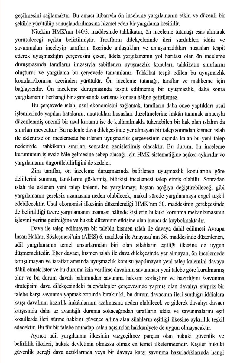 AvukatHG's tweet photo. 🟥YARGITAY İÇTİHADI BİRLEŞTİRME BÜYÜK GENEL KURULU KARARI

🔴"Hukuk yargılamasında dava dilekçesinde yer almayan bir talep kısmen ıslah yoluyla davaya dâhil edilemez."

YİBBGK, hukuk davalarında dava dilekçesinde talep edilmeyen bir alacak kaleminin, talebin veya istemin ıslah ile talep edilip edilemeyeceği konusunda YGK ve hukuk dairelerinin kararları arasındaki görüş ve uygulama farklılığı bulunduğu belirtilerek ortaya çkan görüş aykırılığının içtihatların birleștirilmesi yoluyla giderilmesi talebini,
"HMK yargılamanın belirli bir düzen içinde yürütülmesini sağlamak amacıyla dilekçeler, ön inceleme, tahkikat, sözlü yargılama ve hüküm aşamalarını, aşamalarda yapılabilecek ve yapılamayacak işlemleri ayrıntılı düzenlemiștir. (...)
Bu sistem içerisinde dava dilekçesiyle çizilen sınırlar, ön inceleme tutanağıyla sabitlenen uyuşmazlık ve bu çerçevede tamamlanan tahkikat sınırlarının kısmen ıslah yoluyla davaya yeni bir talebin eklenmesiyle aşılması, HMK'nin davacının ve davalının yargılama sırasındaki haklarını en iyi sekilde ve eșit koșullarda teminat altına almaya çalışan dengeleyici sistemine aykırı olacaktır.
Kanunun varlığı kadar uygulanmasının da hukuki belirlilik taşıması gerekmektedir." gerekçesiyle,
Hukuk yargılamasında dava dilekçesinde yer almayan bir talebin kısmen ıslah yoluyla davaya dâhil edilemeyeceği şeklinde karara bağladı.

🖱https://t.co/dQ4icYYox2