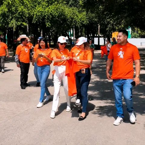 revistacodigo21's tweet photo. Samuel García es señalado en redes por desviar recursos al decretar asueto en lunes y obligar a burocratas a portar playera naranja, distintiva de su Gobierno, e inflar ola naranja en Monterrey, previa a juego Holanda-Marruecos.
Aparte orange party con funcionarios y peda masiva. https://t.co/cCEiMWtlwL