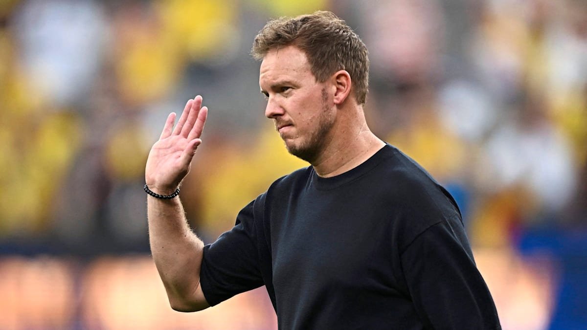 Gazpachen's tweet photo. Alemania juega sin entrenador y así es imposible.

Pavlovic no está bien. Kimmich no es lateral. Havertz está pidiendo a gritos dejar el XI titular. Wirtz no hace una jugada bien. Leroy Sané no es ni un futbolista profesional... 

Y lo único que hace su entrenador es repetir una y otra vez lo mismo. Es un desastre total Alemania. No tiene ni una mínima idea de como crear una jugada de peligro.