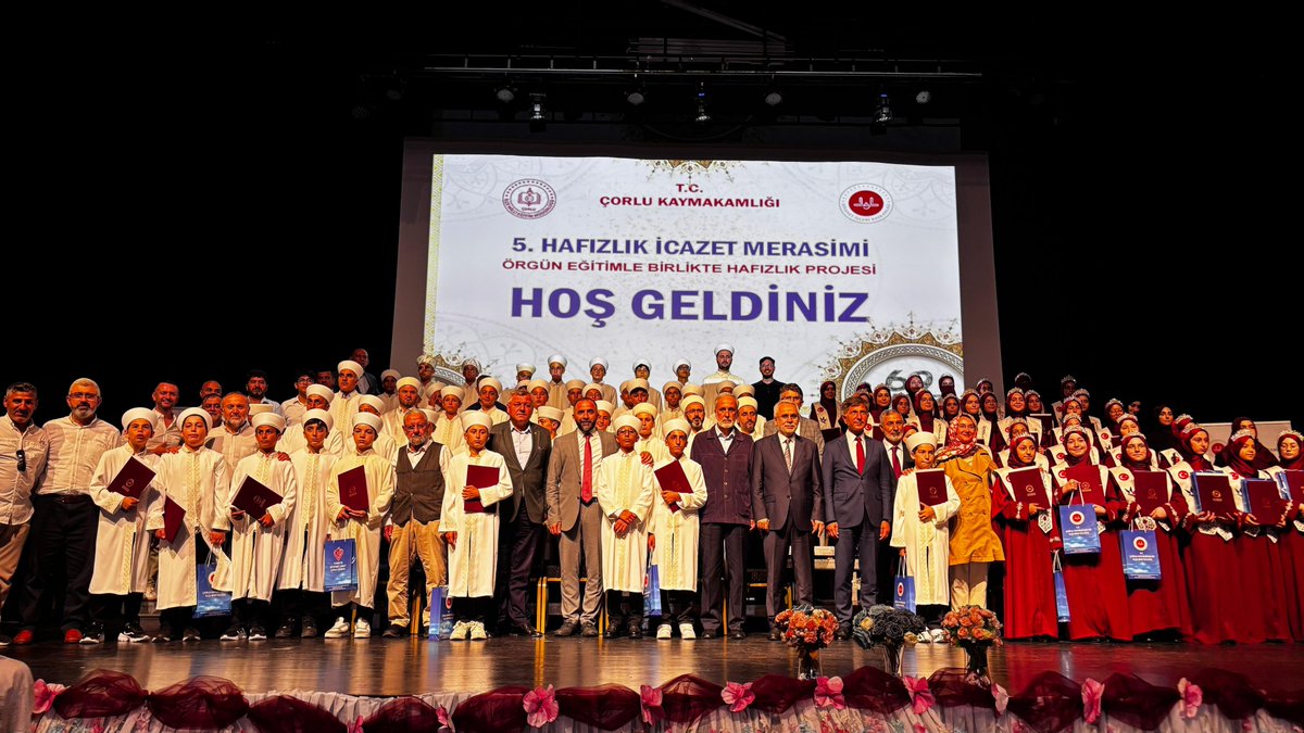 CorluMuftulugu's tweet photo. Trakya'nın İncisi Hafızlığın Öncüsü Çorlu’da Muhteşem Hafızlık İcazet Merasimi...
  İlçe Müftülüğü ve İlçe Milli Eğitim Müdürlüğü ortaklığıyla hafızlığını ikmal edip Hafızlık Belgesi alan 69 öğrenci için “5. Hafızlık İcazet Merasimi” düzenlendi .. https://t.co/IcxwbGnCE9