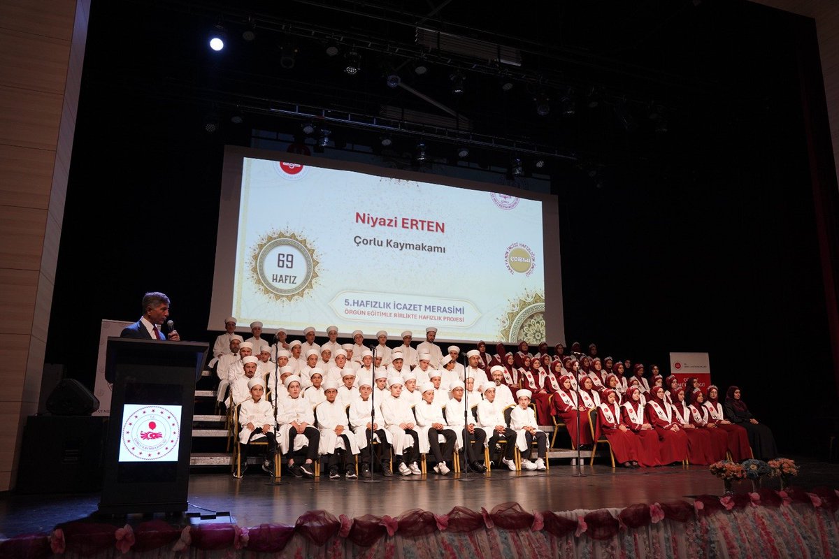 CorluMuftulugu's tweet photo. Trakya'nın İncisi Hafızlığın Öncüsü Çorlu’da Muhteşem Hafızlık İcazet Merasimi...
  İlçe Müftülüğü ve İlçe Milli Eğitim Müdürlüğü ortaklığıyla hafızlığını ikmal edip Hafızlık Belgesi alan 69 öğrenci için “5. Hafızlık İcazet Merasimi” düzenlendi .. https://t.co/IcxwbGnCE9