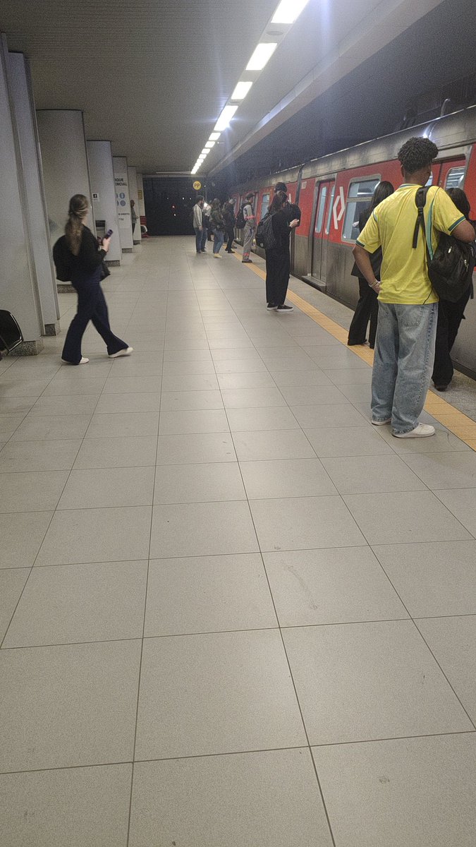 Cah_Azevedo's tweet photo. Plataforma do expresso da CPTM que vai do Tamanduateí até Sto André numa segunda feira às 18h.

Pelo visto é bem possível deixar as pessoas trabalharem de casa e também dar uma folga a mais na semana sem falir as empresas 🤷🏽‍♀️ https://t.co/qkSWWcMi9v