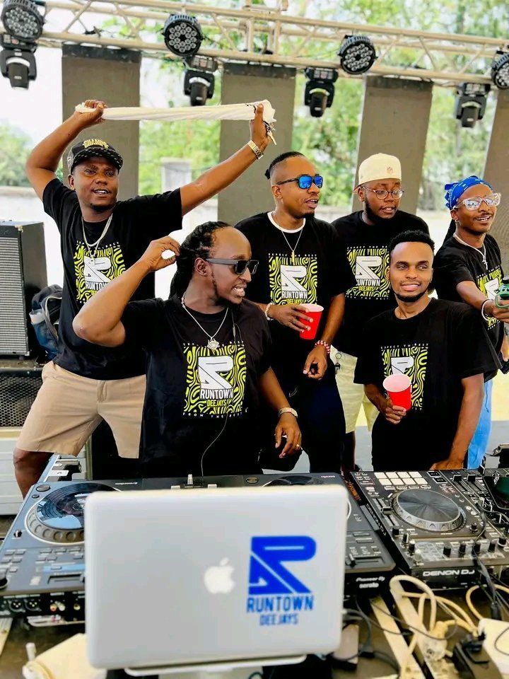 Sir_Umuhirwaa2's tweet photo. Les meilleurs DJs @runtowndjs de la capitale vous donnent rdv ce samedi 4 juillet pour une soirée 100% Musique, good Vibes... 🔥🍻    #ExplosiveNight 

📍Entente sportive ( Pádel)
      Ticket : seulement 10k

Les gens, Iyi niyo show izodukura mu ci ikatujana muri Summer 🔥😁 https://t.co/GQoUnu0MrI