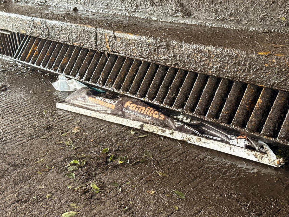 RupiReportero_'s tweet photo. 🌧️🪧 Entre el agua y la propaganda: así se tapó la Diagonal Defensores

Tras la fuerte lluvia de ayer, ciudadanos señalaron que parte de los pendones y propaganda gubernamental terminaron en las alcantarillas de la Diagonal Defensores de la República, agravando las inundaciones en la zona. #Puebla