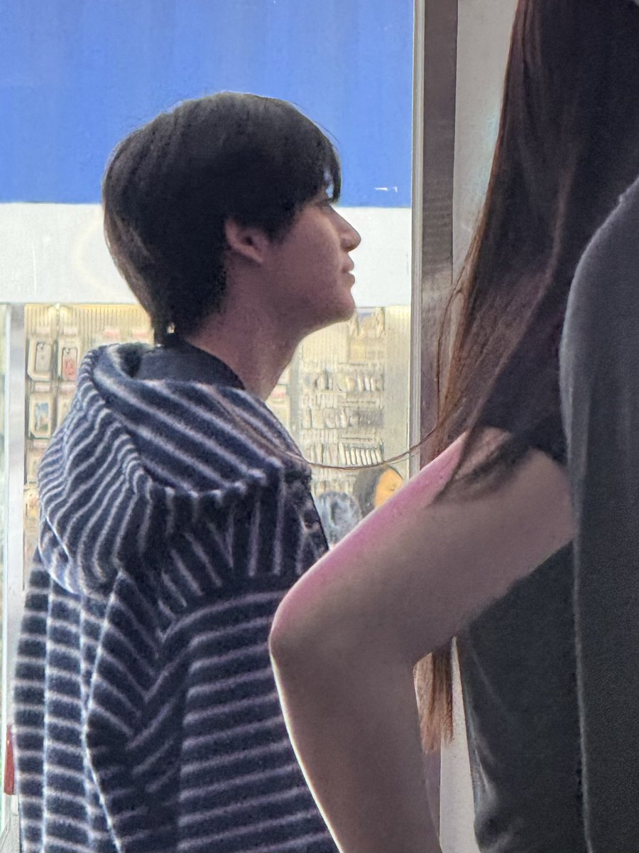 hy3onicombo's tweet photo. 크래비티 자만추 사건
남들 펌프 뛰는 거 앉아서 구경하고 잇엇는데
내 앞으로 크래비티가 듀벅듀벅 걸어간 사건이다. https://t.co/2fq2nZ4cr6