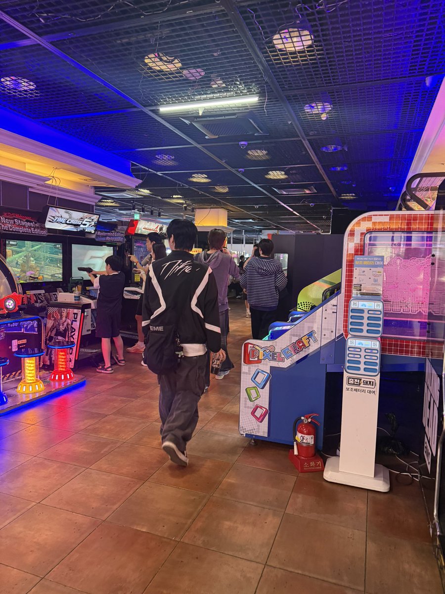 hy3onicombo's tweet photo. 크래비티 자만추 사건
남들 펌프 뛰는 거 앉아서 구경하고 잇엇는데
내 앞으로 크래비티가 듀벅듀벅 걸어간 사건이다. https://t.co/2fq2nZ4cr6