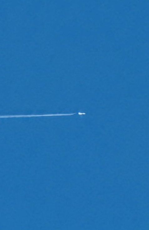 Arr3ch0's tweet photo. Alguien en Caracas o La Guaira con un buen zoom que comparta por aquí o por privado una buena imagen del "dron". Digo "dron" porque podría ser otro tipo de aeronave. https://t.co/mlbuTZtEAh