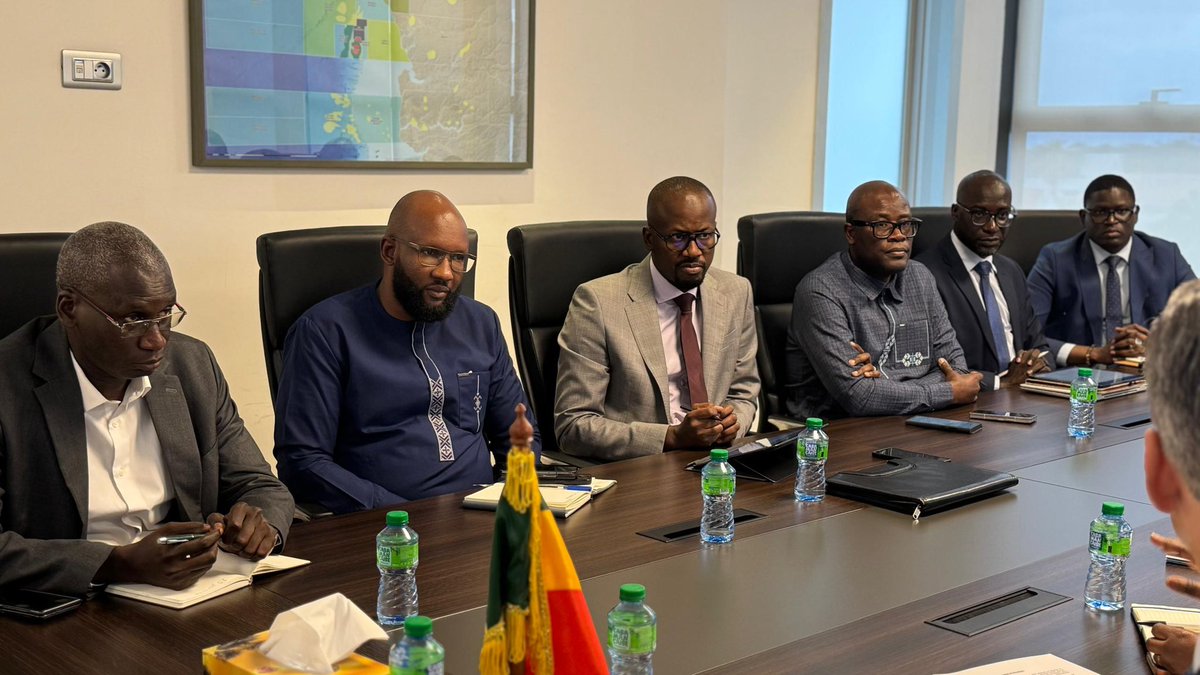 Mepsenegal's tweet photo. Le Ministre de l’Énergie et du Pétrole, Dr El Hadji Abdourahmane DIOUF, a présidé une réunion avec PETROSEN, la DGCSO et Woodside Energy. 

Objectif : renforcer un partenariat stratégique et une approche coordonnée pour défendre les intérêts du Sénégal. 

#MEP #PETROSEN #Woodside https://t.co/xzRRKHwrGt