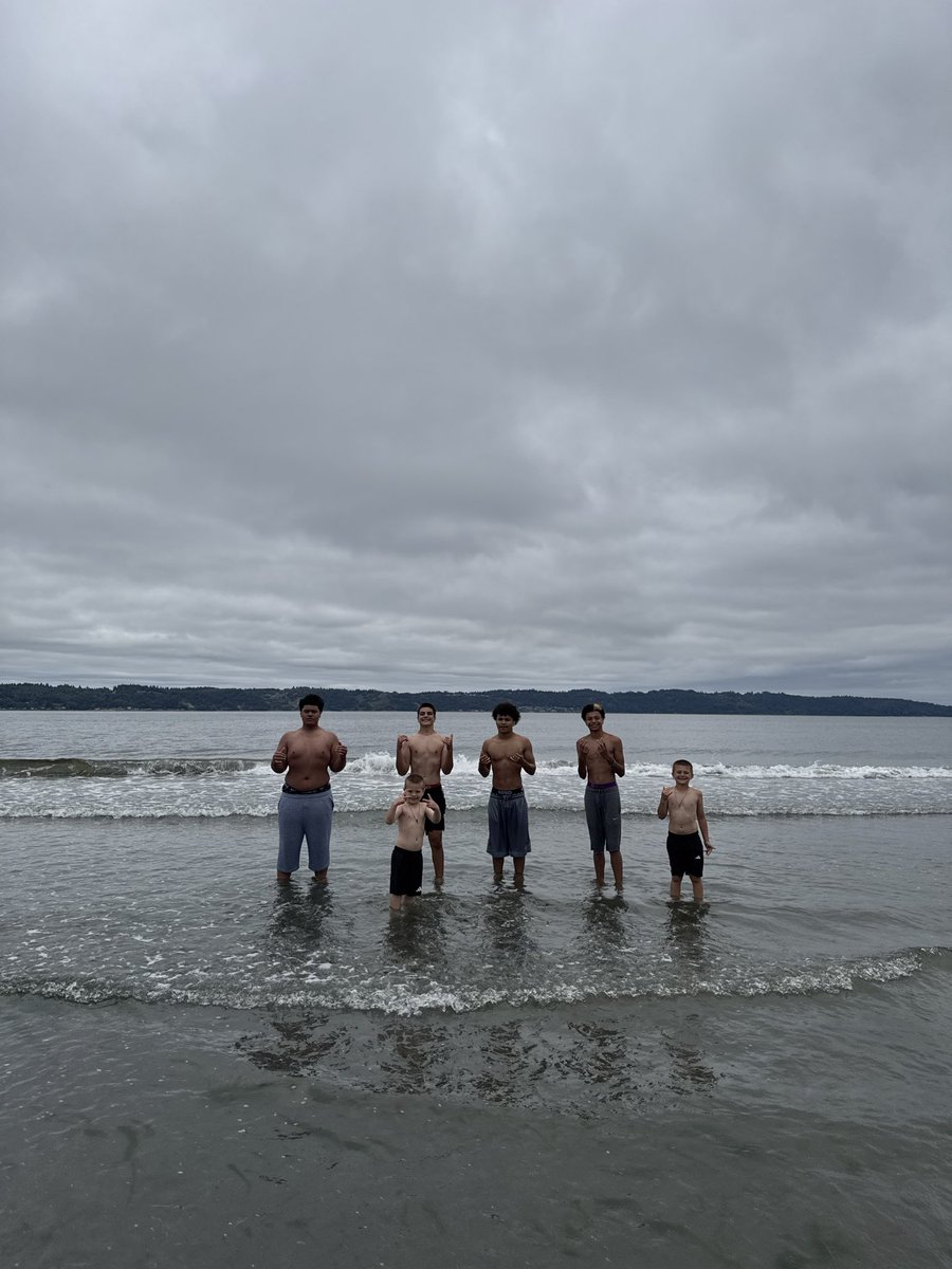 BMR253's tweet photo. Great beach day with some @ARFOOTBALL1 Ravens!  Trails ✅, Sand ✅, 55 degree salt water ✅ These guys got after it today and pushed themselves thru every rep! Looking forward to next time. @Cruz_tagi @ColtReidQB @treywilliams_2 @Tyiswilliams01 @dreeves44 @CoachOga @Coach_ZCoop https://t.co/2Hd1VH8PTb