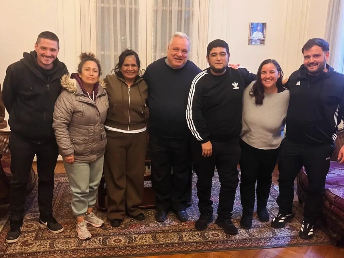 UTEPoficial's tweet photo. Nos reunimos con Monseñor Colombo, presidente de la Conferencia Episcopal Argentina. Compartimos impresiones sobre la compleja situación de las y los trabajadores de la economía popular, y los desafíos advertidos por León XIV en su encíclica en favor del trabajo y la comunidad. https://t.co/ddJt7HxFY0