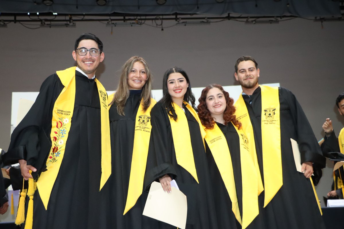CUAltosUDG's tweet photo. Estudiantes de la Licenciatura en Medicina Veterinaria y Zootecnia, generación Dr. Eliab Estrada Cortés 2021B–2026A, celebraron su acto académico en el Centro Universitario de los Altos, marcando el cierre de una etapa de esfuerzo, aprendizaje y compromiso con la salud. https://t.co/Nbh6lp2K3o