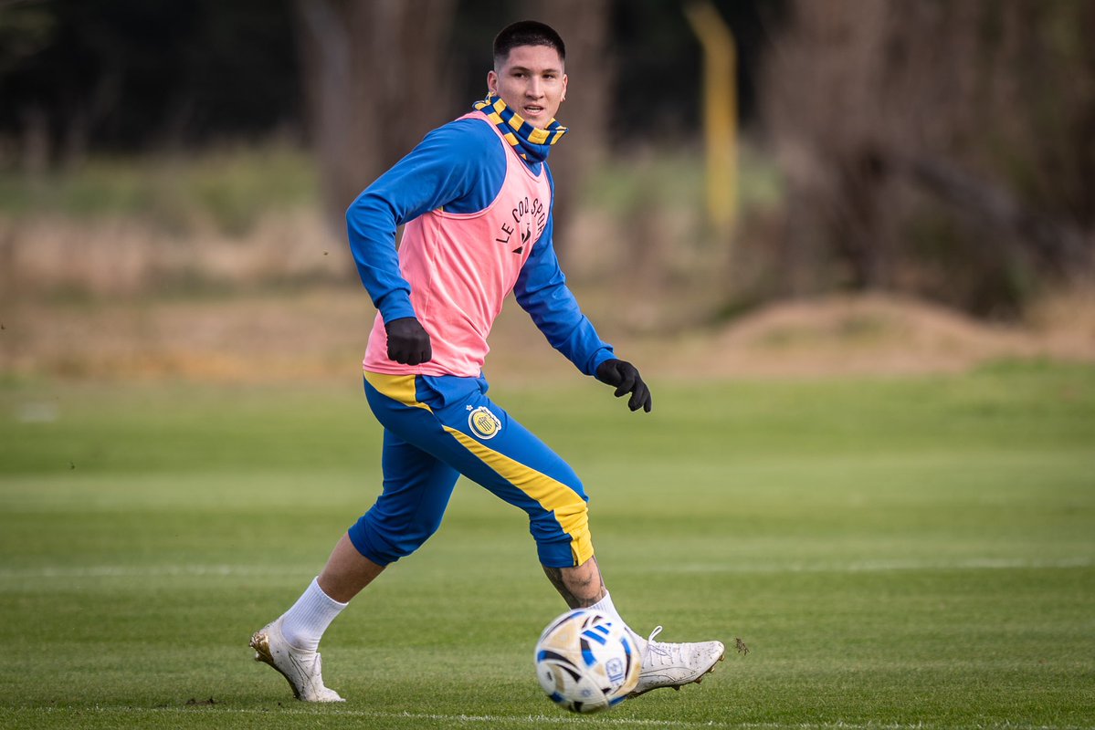 RosarioCentral's tweet photo. 🔛 ¡Pretemporada! ¡Volvimos con todo! 👊🏼💥

#VamosCanalla 🇺🇦💪🏻 https://t.co/tQCyGG7Nns