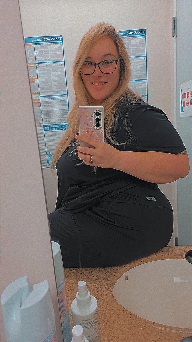VelvetViiXo's tweet photo. This counter can hold me up so, when are you gonna eat me off of it? 👀🤤 https://t.co/KjFiRuB0My