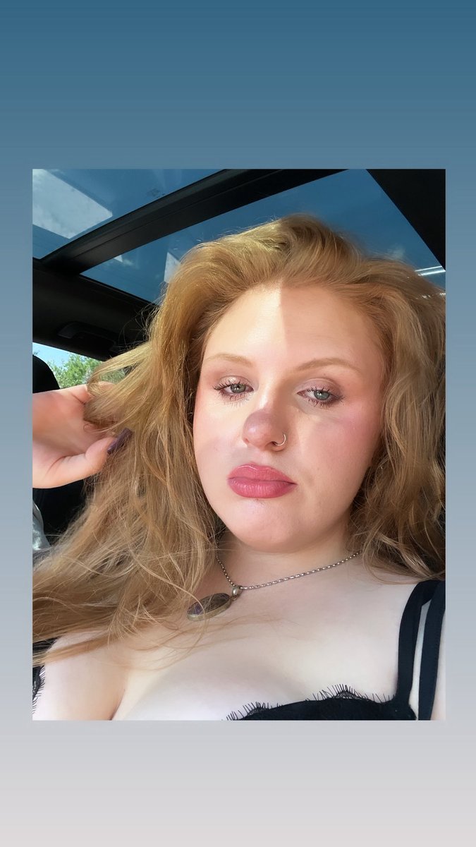 princessvilme's tweet photo. i think i’ll spend all day today being gorgeous and spoiled and doing nothing else, just need to find a good little piggy to worship me how i want :/ $ #findom #paypig #spoiled #goddess https://t.co/FvrW9IapUY