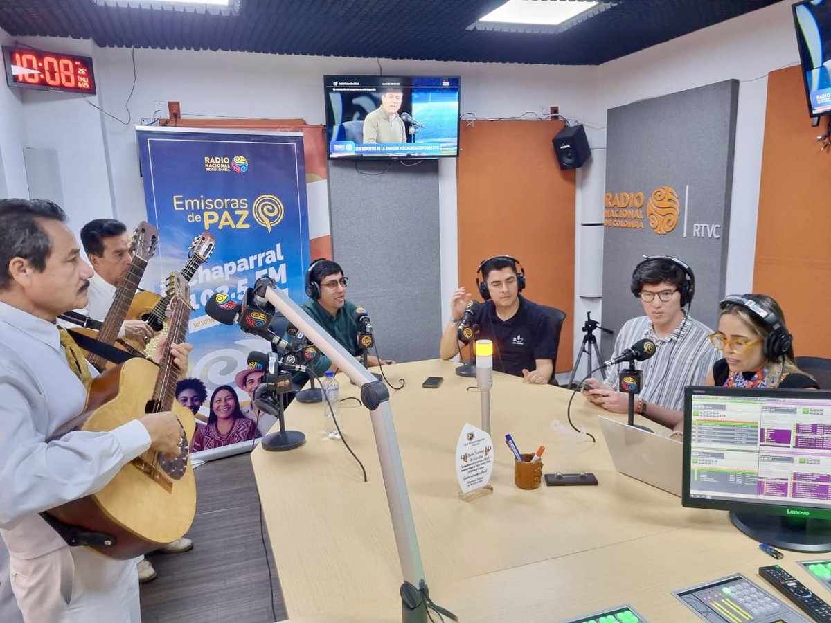 MisionONUCol's tweet photo. 📻 En Chaparral, Tolima, participamos en la celebración del aniversario de la primera #EmisoraDePaz 103.5 FM de @RadNalCo, que desde 2019 informa y cuenta a la comunidad, al país y al mundo sobre la implementación del #AcuerdoDePaz. 🎙️🕊️🇨🇴 https://t.co/gtLDa6Sr6J