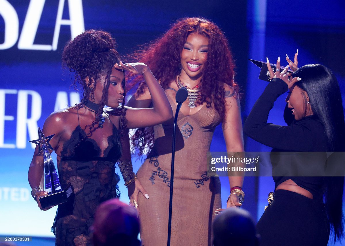 EDoechii's tweet photo. Doechii &amp; SZA accepting the "BET Her Award" for "Girl, Get Up." 🏆 #BETAwards https://t.co/vIAubFdnST