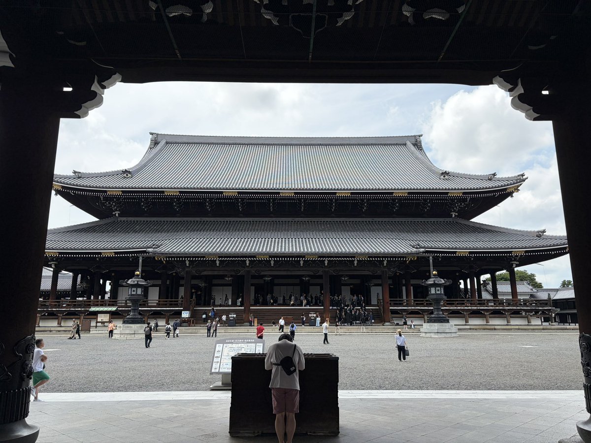ICHIRO_KH's tweet photo. 2026/6/29 京都駅▶️東寺▶️西本願寺▶️東本願寺▶️京都駅▶️清水寺。境内の厳かで暖かい誰でも受け入れる雰囲気。薬師如来、阿弥陀如来のこの世の全てを受け入れる表情。「見真」真実を見る目。この達観した感性を持ちたいと感じた。 https://t.co/BIBGj3b7nE