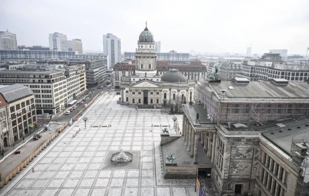 HasnainKazim's tweet photo. Da wir alle über Hitze und Klimaschutz sprechen: Wer hat nochmal diesen Platz in Berlin geplant und politisch durchgesetzt? https://t.co/3j4eTDk8W7
