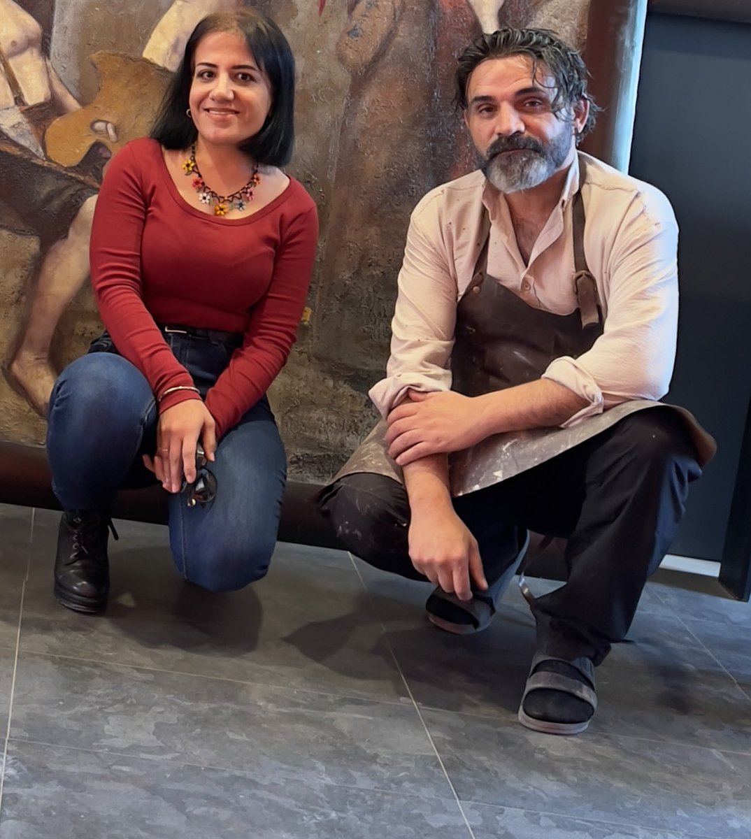 HakanYasarArt's tweet photo. Bugün yüreğimi dağlayan bir haber aldım.

Adana Sanat Fuarı’nda yanıma genç, mütevazı ve çekingen bir ressam gelmişti. Adı Dilvin Ali’ydi. Rojavalı olduğunu söylemişti.

Beni bilen bilir; toprağımın kokusunu taşıyan herkesi bu camiada sahiplenmeye çalışırım. Fuar boyunca elimden geldiğince yanında oldum. Ayrılırken de, “Herhangi bir sıkıntın olursa, Hakan abin burada.” demiştim.

Birkaç gün sonra Adana’daki galerime geldi. Sanatı, hayatı ve hayalleri üzerine uzun uzun konuştuk. Ona, sanatın zor ama onurlu bir yol olduğunu; ne olursa olsun vazgeçmemesi gerektiğini söyledim.

Bugün öğrendim ki, Mem Ararat konseri çıkışında Adana’da bir motosikletin çarpması sonucu, hayatının en güzel çağında aramızdan ayrılmış.

Toprağından koparılmış genç bir sanatçının hikâyesi, gurbette yarım kaldı.

Çok üzgünüm…

Sevgili Dilvin Ali, bu kısa tanışıklıkta bile geride güzel bir iz bıraktın.

Ailene, yakınlarına ve seni seven herkese sabır diliyorum.

Işıklar içinde uyu güzel kardeşim. Seni unutmayacağız. 🖤🎨