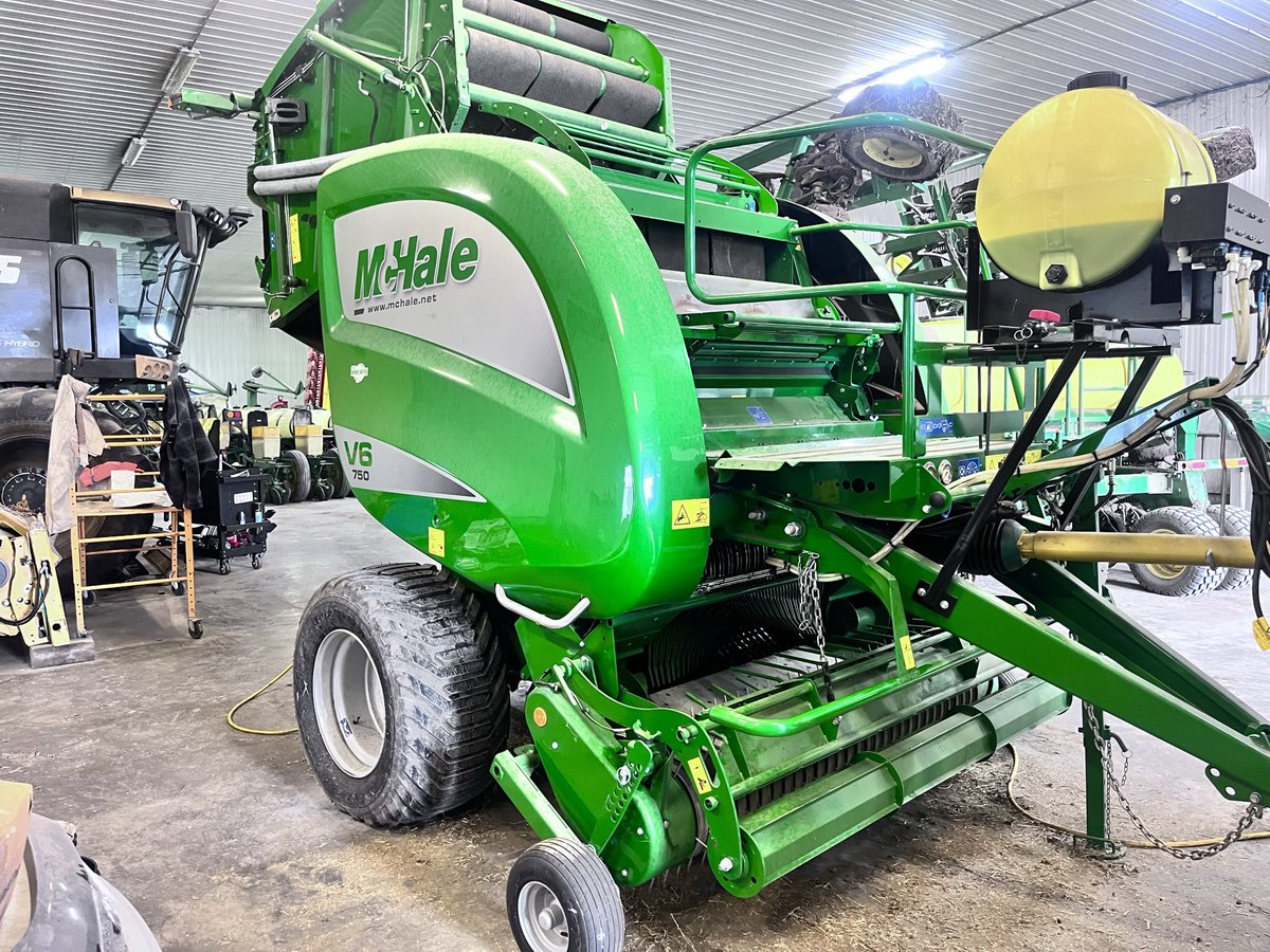 TimJaquemet's tweet photo. @ayrporte McHale. Have had it for 4 years now. 4x5 bale every minute. 600lbs per bale 25 knife. Very satisfied at a fraction of the price of competitors. Built very heavy and well! https://t.co/pKPWyMSNYa