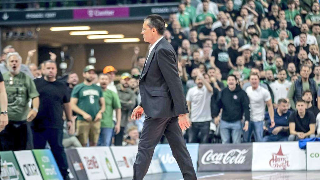 pacopolit's tweet photo. 🏀 Lo de Pedro Martínez es una de esas caídas del guindo duras de los que insistimos en tener al basket como deporte con un código de honor superior al del fútbol.

Gracias por la 25-26 y por la defensa del club, coach. Eternas. 

Y... lamentables las formas y tiempos de salir. https://t.co/n7tNgnvYSN