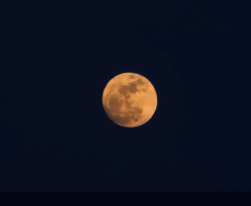 Raquelstrr1's tweet photo. Hoy la luna está llena y la llaman luna de fresa.
No sé si traerá magia o q,pero sí q dan ganas de pararse un ratito a mirarla.✨ https://t.co/q9lPycbCVq