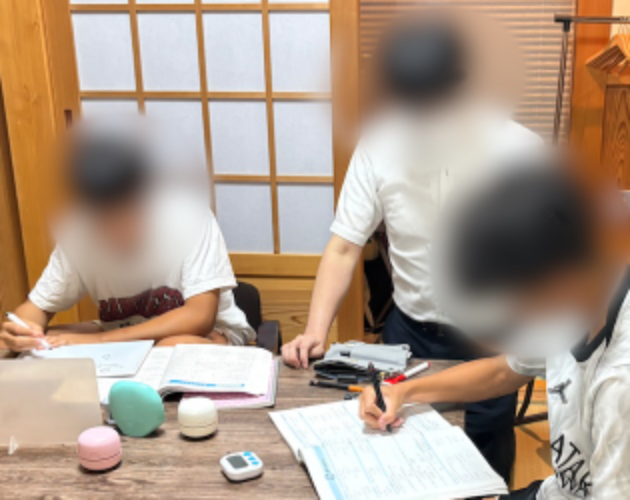 otasunchi's tweet photo. スポーツも頑張る生徒さん達。
練習はほぼ毎日夜遅くまでで、とてもハードな様子。
それでも朝の時間や移動時間などを工夫し毎日の宿題を提出。
忙しい中で自分で時間を作って取り組む姿は本当に素晴らしい！
それでも目標に向かって頑張る姿をこれからも応援していきたいです。 https://t.co/2ujcsMiBhl